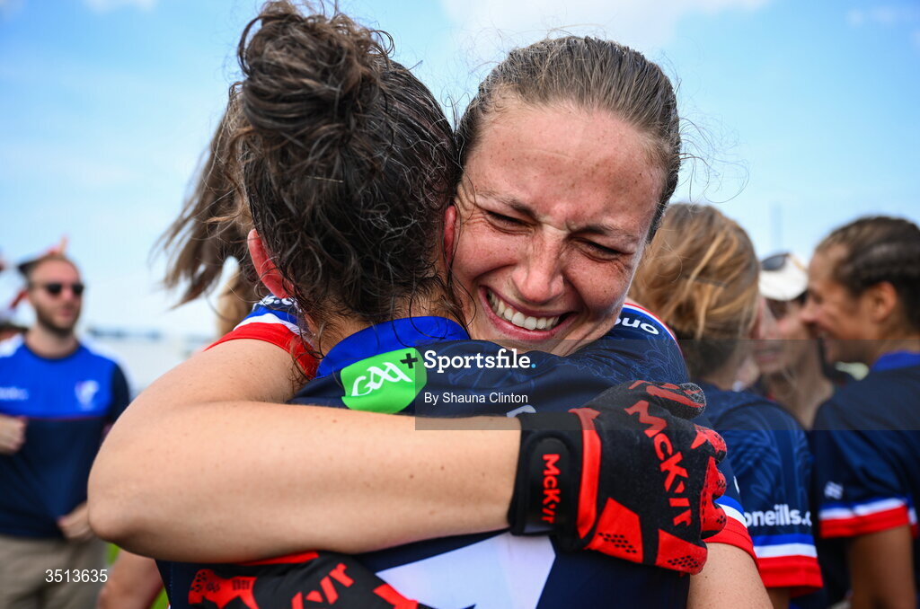 Deux joueuses s'enlacent après la victoire