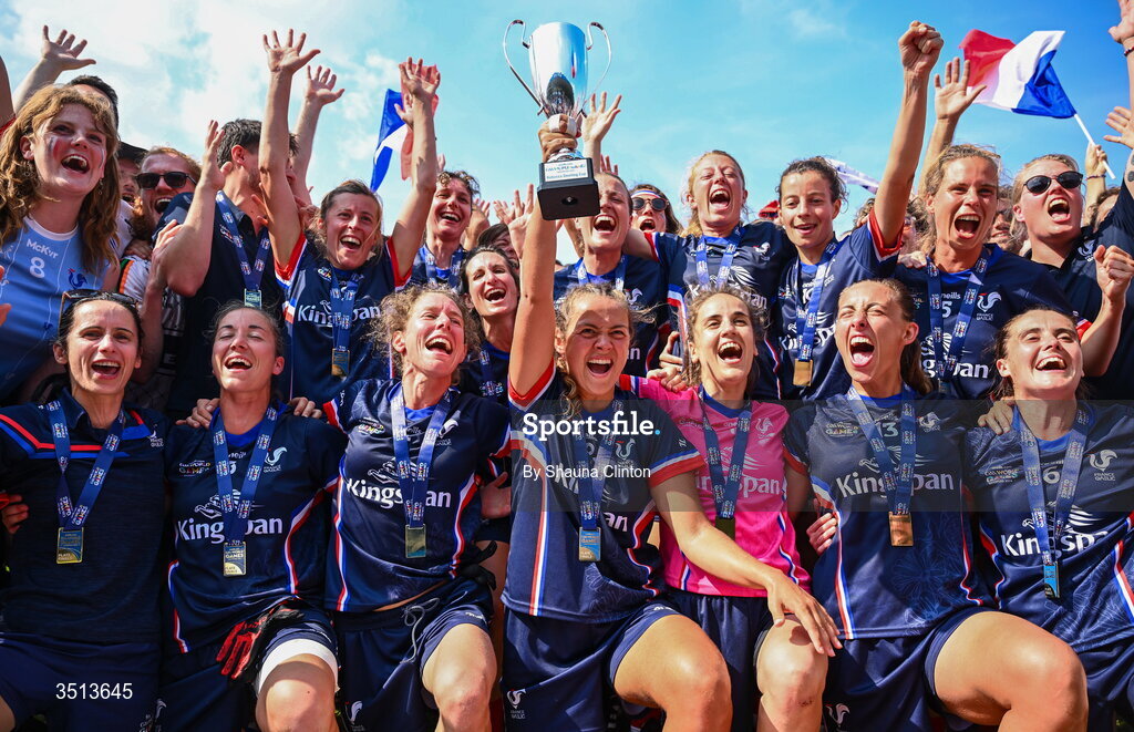 La capitaine Fanny Lezin soulève le trophée