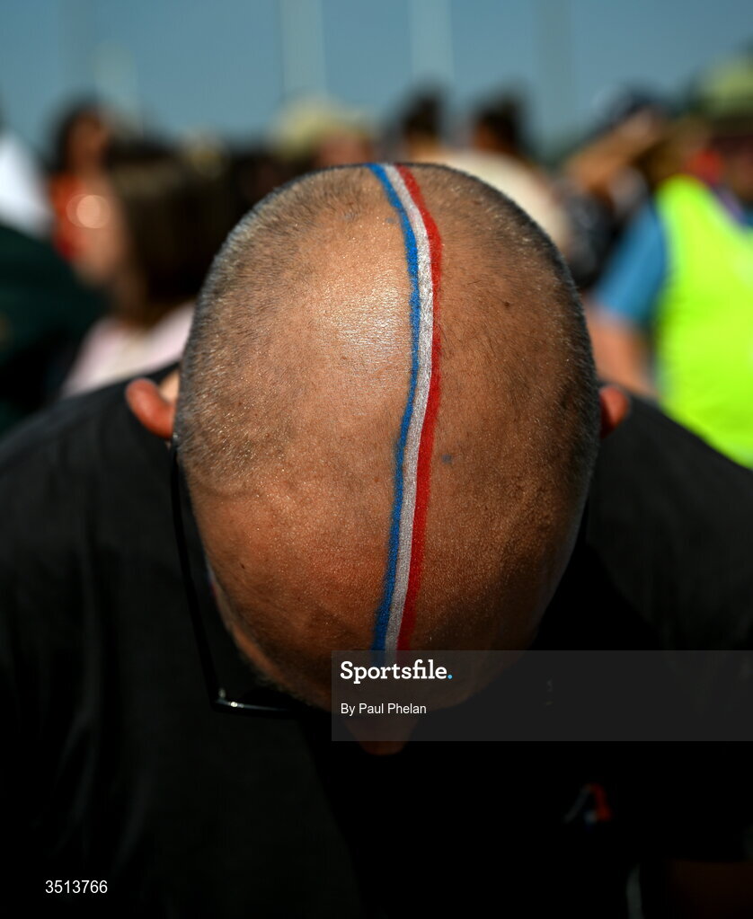 Un supporter drapé du tricolore français